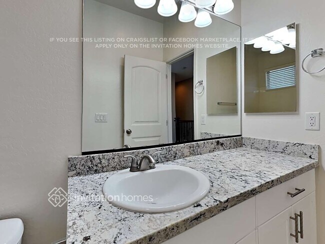 Building Photo - 3523 S Swan Dr