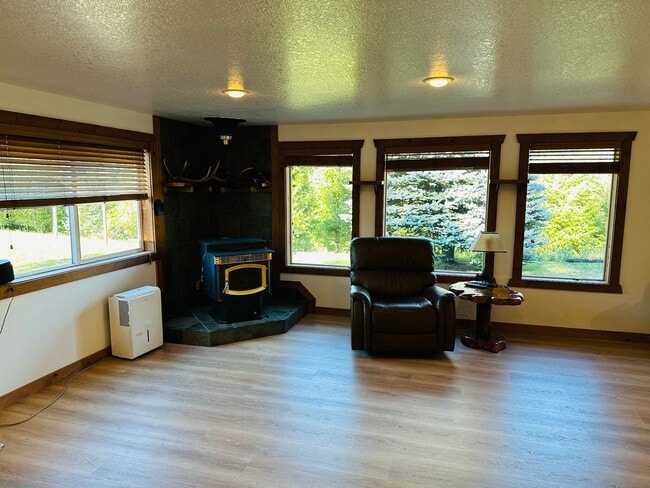 Building Photo - Beautiful Acreage Property