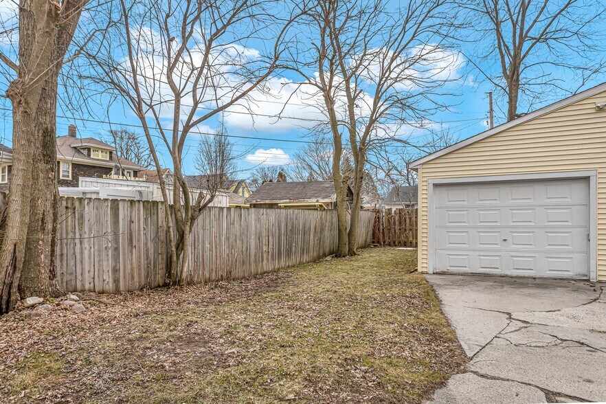 Building Photo - 817 Bell Ave