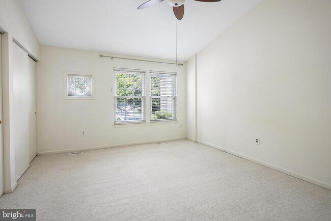 Building Photo - 3395 Lakeside View Dr