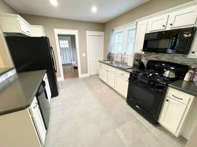 Building Photo - Fully Furnished Home in Scotia, Rent Today!