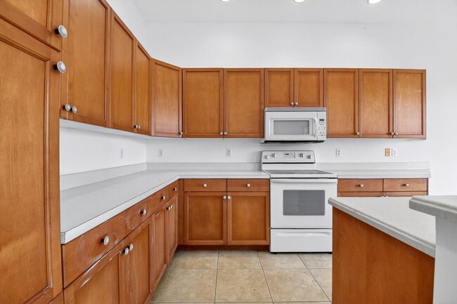 Building Photo - 2431 Westmont Dr