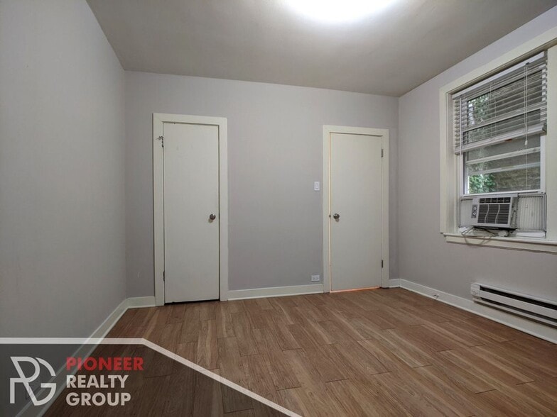 Building Photo - 511 W Belmont Ave