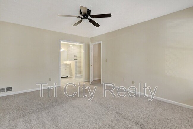 Building Photo - 216 Shadowood Ln