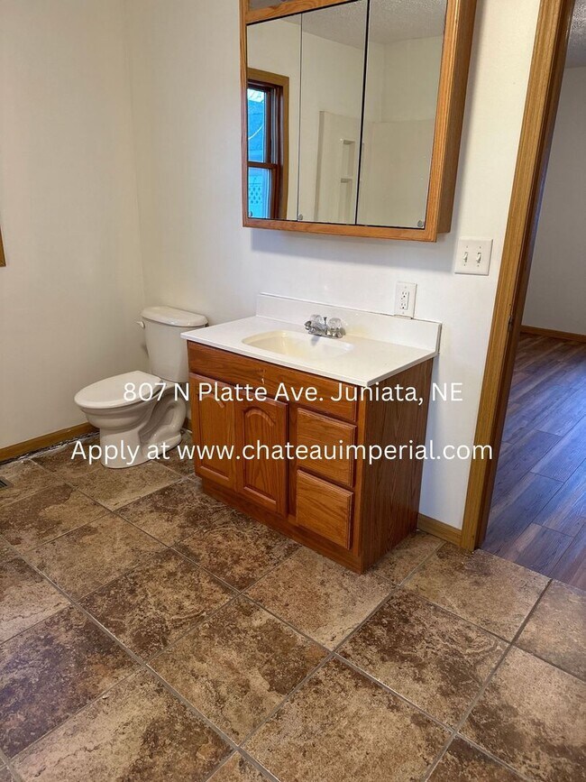 Building Photo - 2 bedroom house