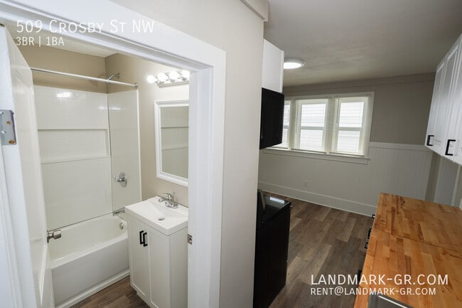 Building Photo - 509 Crosby St NW