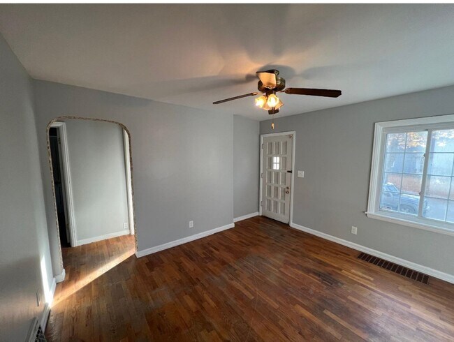 Building Photo - Beautiful 2 bedroom 1 bathroom