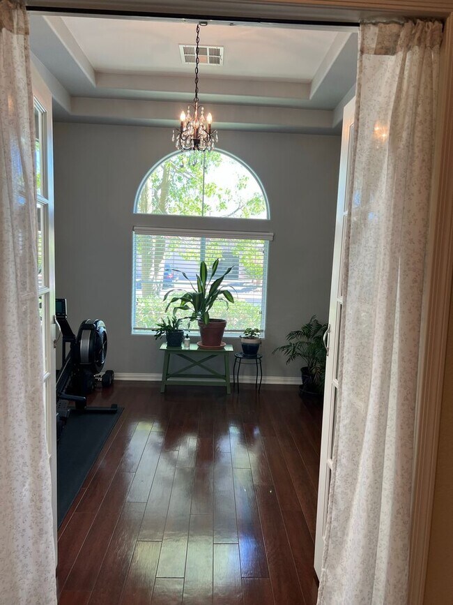 Building Photo - ABSOLUTELY AMAZING! Large 4 bedroom 2 stor...