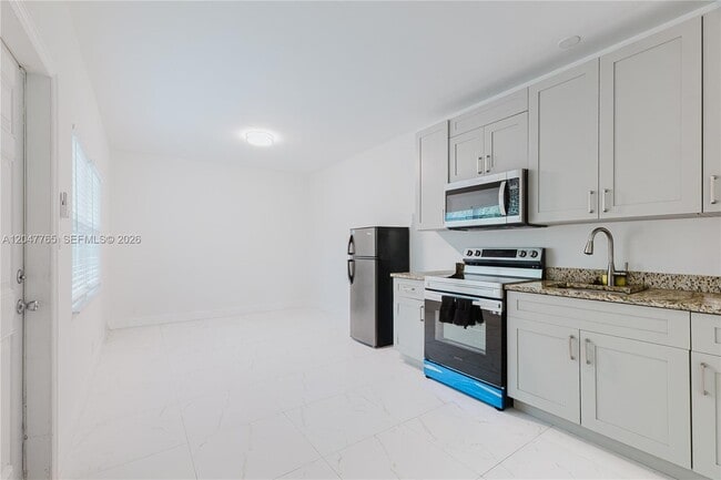 Building Photo - 2621 SW 12th Terrace