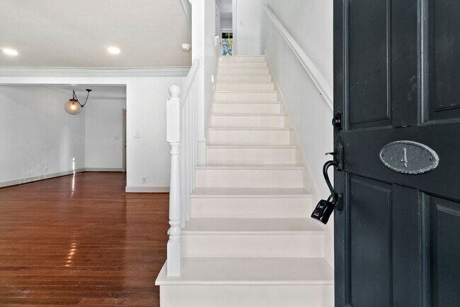 Building Photo - 552 Savannah Hwy