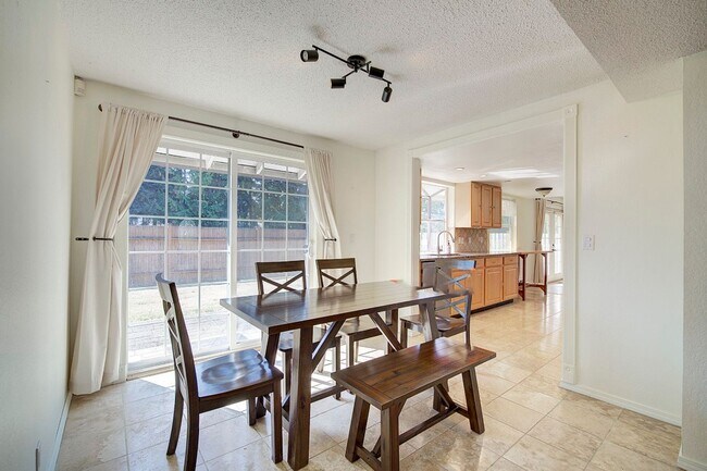 Building Photo - 3bd/1.5ba Bellevue Home
