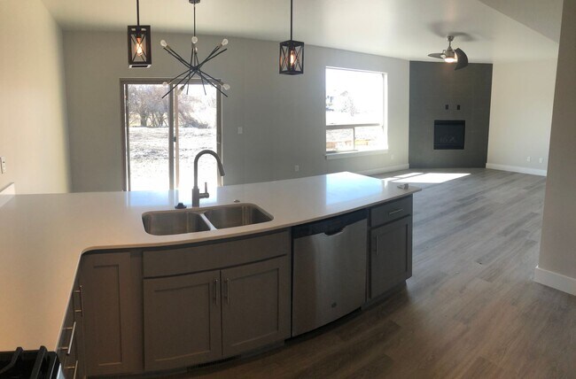 Building Photo - Modern Townhome, Centrally located.