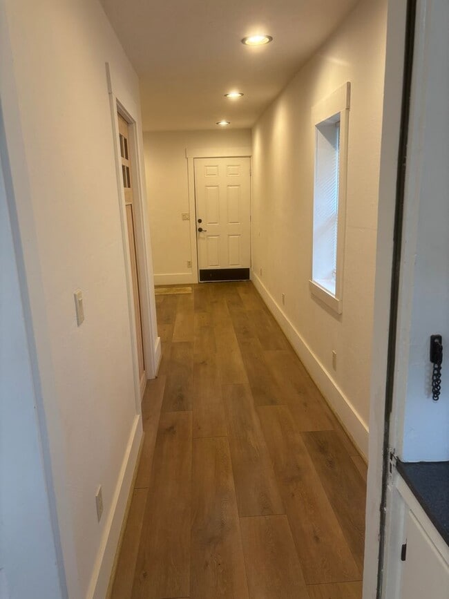 Building Photo - 2 Bedroom 1 Bath single family home