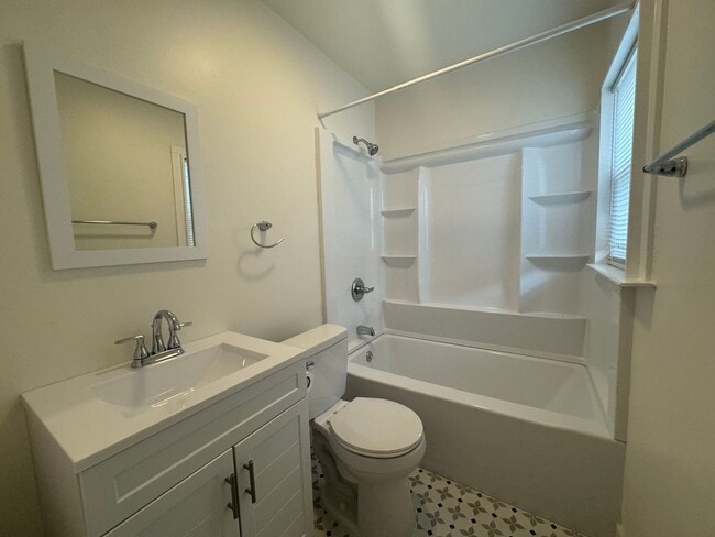 Building Photo - Adorable One bedroom One bathroom duplex l...