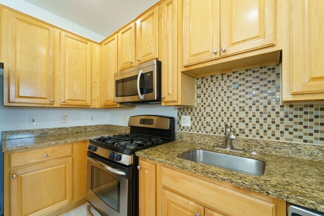 Building Photo - 3 level 2 BR 2BA condo in Fairfax Ridge
