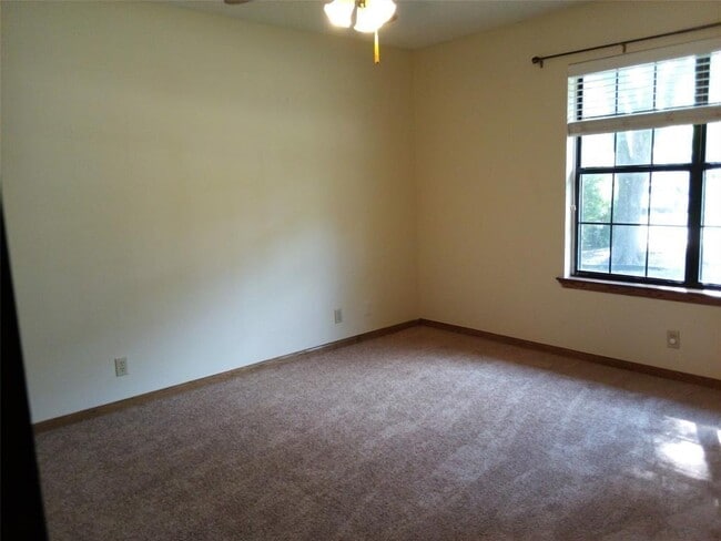 Building Photo - 9903 Grand Oak Dr