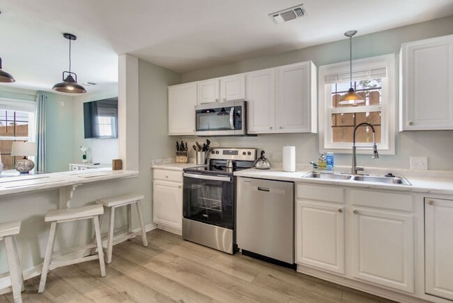 Building Photo - 5499 Medina Rd