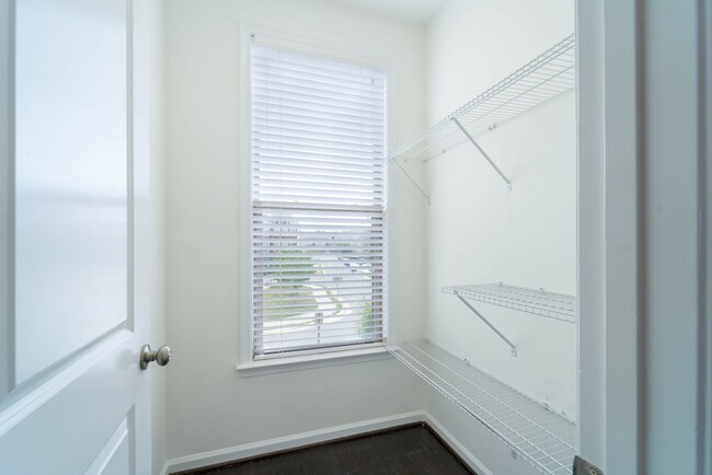 Building Photo - 3 bedroom 3 bath townhouse in Brambleton