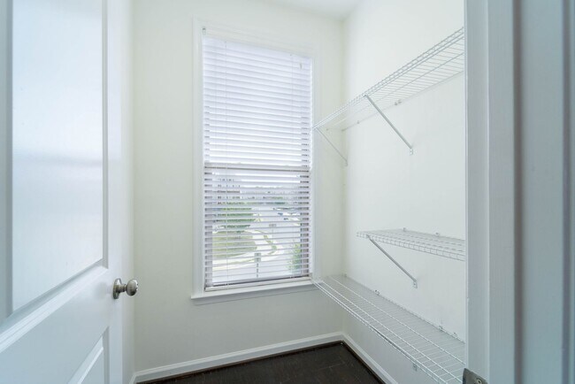 Building Photo - 3 bedroom 3 bath townhouse in Brambleton