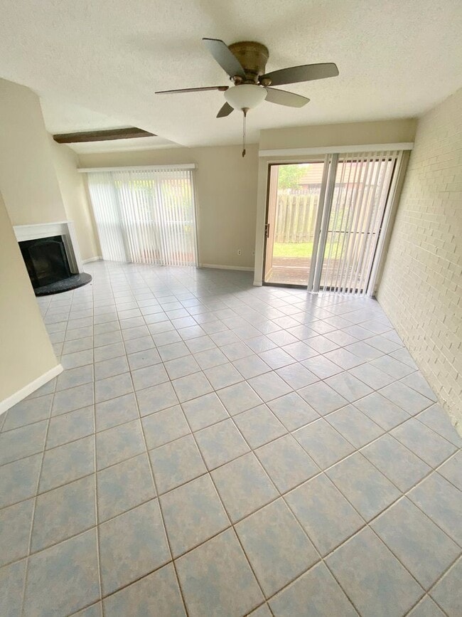 Building Photo - 2/1.5 NE Jackson Townhome