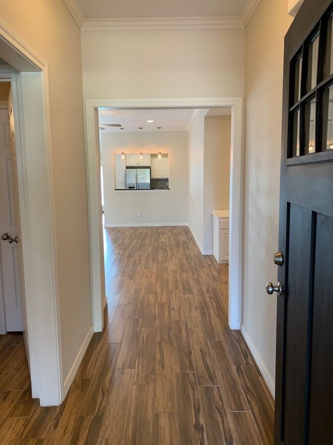 Building Photo - VERY NICE! 2/2/2