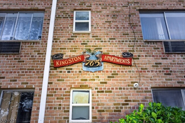 Building Photo - 765 Vose Ave