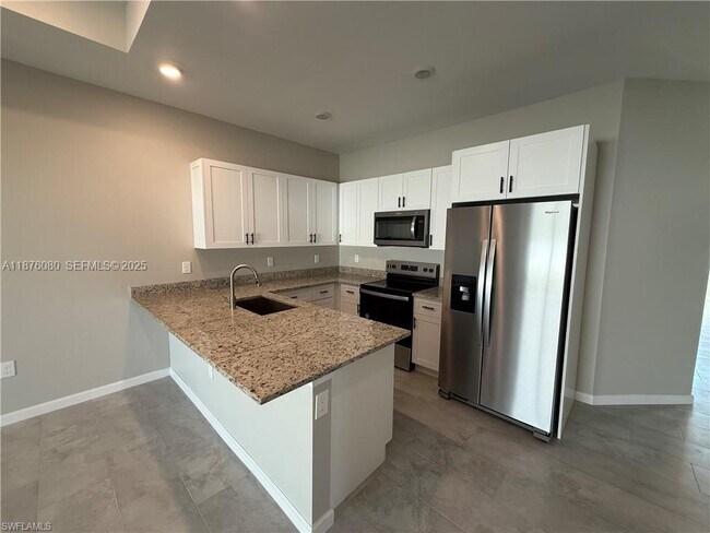 Building Photo - 832 Holmes Ave