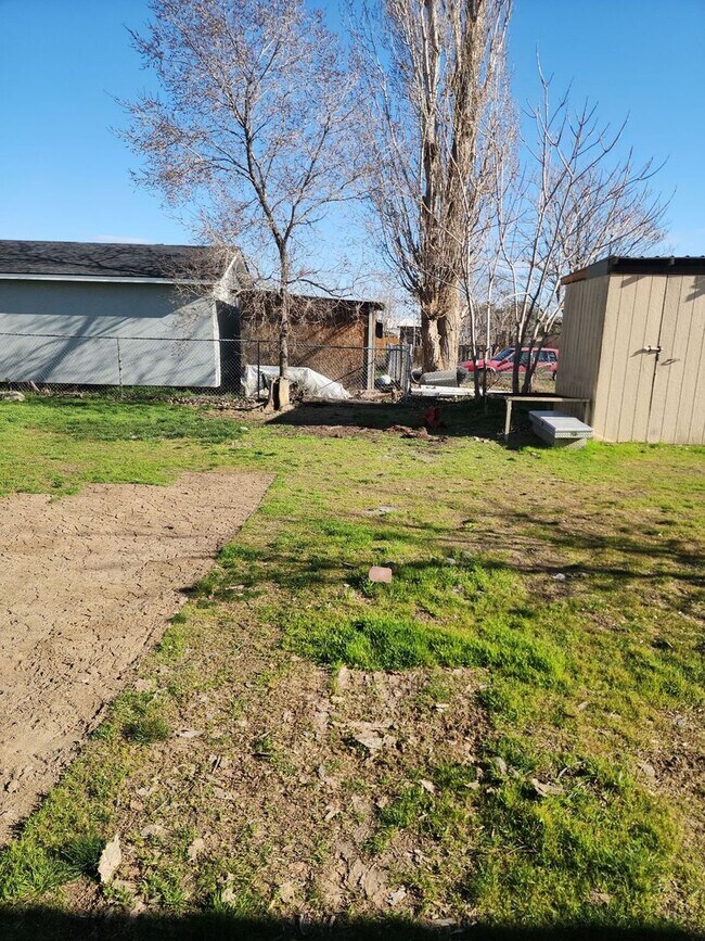 Building Photo - 1 bed 1 bath unit w/ shared laundry