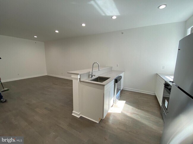 Building Photo - 528 N 34th St