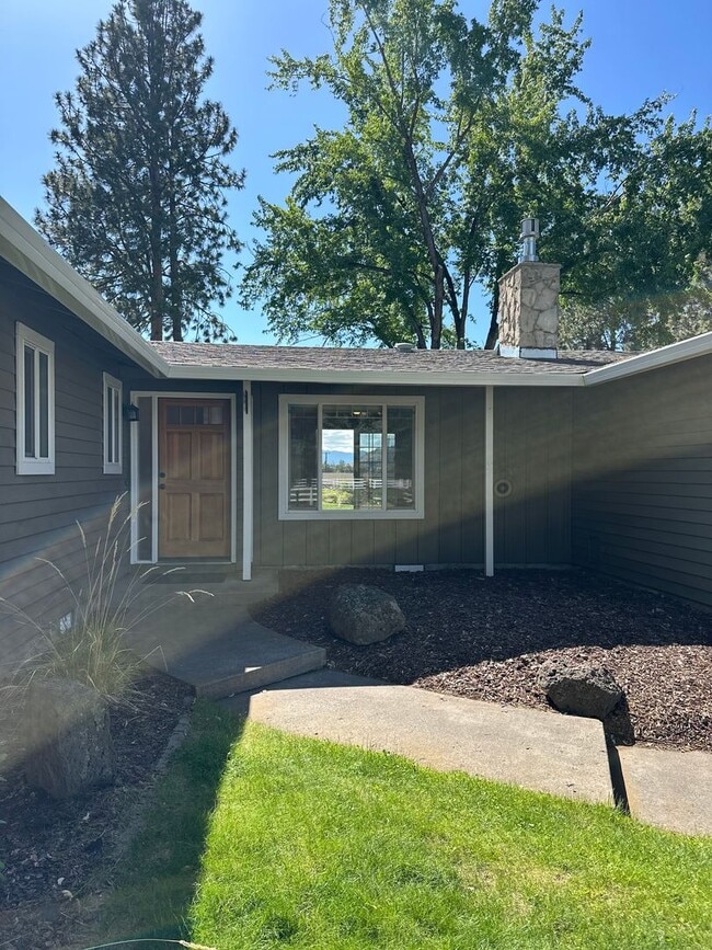 Building Photo - 3 Bed | 2 Bath | 1.17 Acres | Single-Level Home | Mountain Views