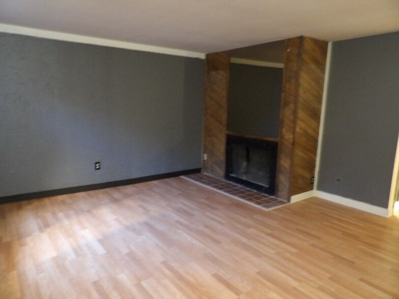 Building Photo - 226 W Rockrimmon Blvd