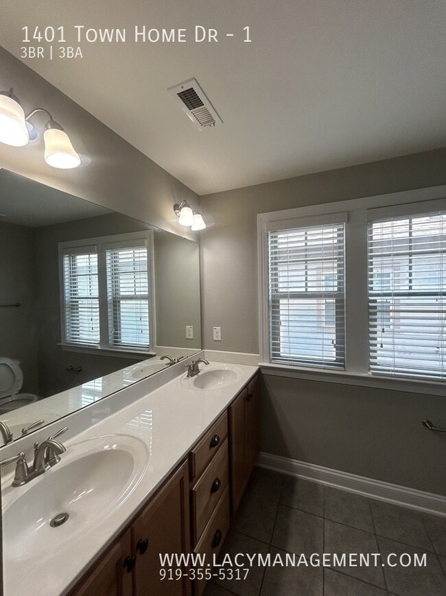 Building Photo - 1401 Town Home Dr