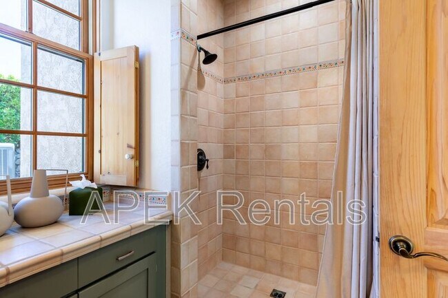 Building Photo - 690 W Linda Vista Dr