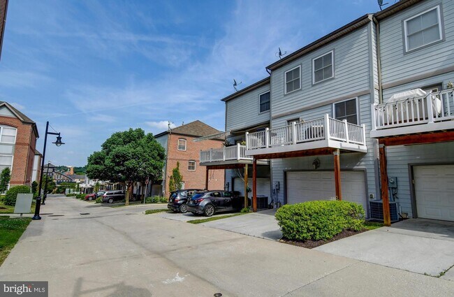 Building Photo - 2084 Clipper Park Rd