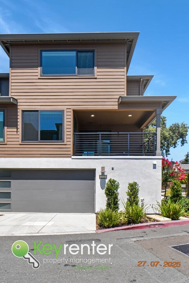 Building Photo - Newer Energy Efficient Luxury Townhouse in...