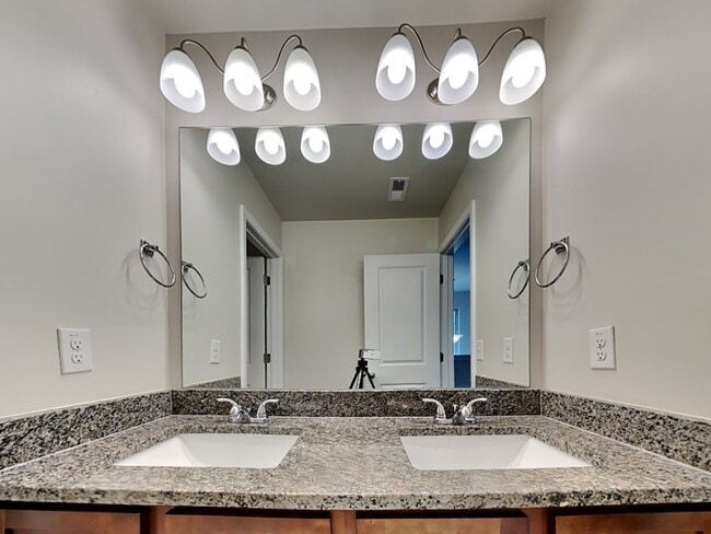 Building Photo - Well-maintained 4 Bedroom With Basement