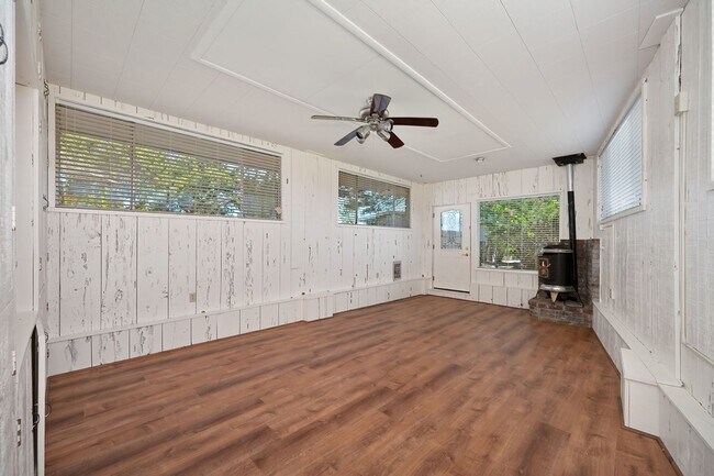 Building Photo - 1000 Grass Valley Hwy