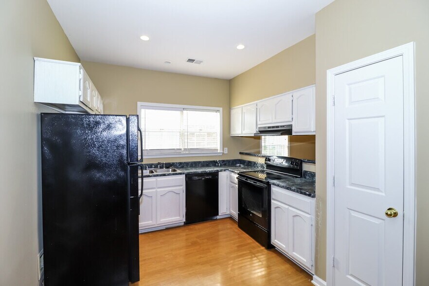 Building Photo - 8170 Timber Knoll Ln