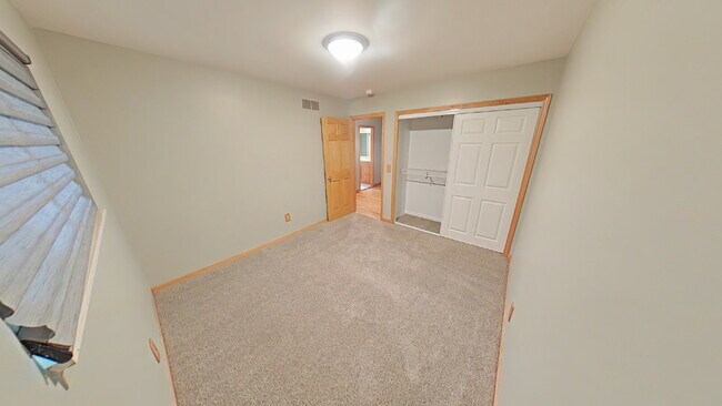 Building Photo - "3-Bed Home in Sterling Heights: Granite K...