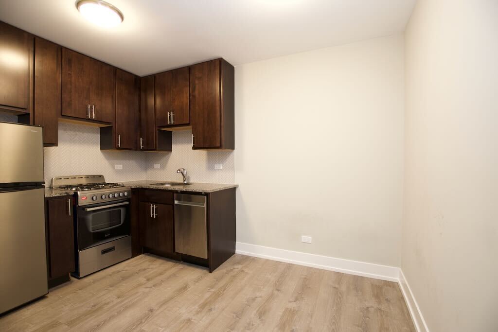 Building Photo - 533 W Surf St