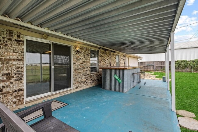 Building Photo - 216 Red River Dr