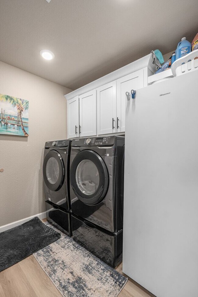 Building Photo - Modern Living: Spacious 5 Bed, 2 Bath Home...