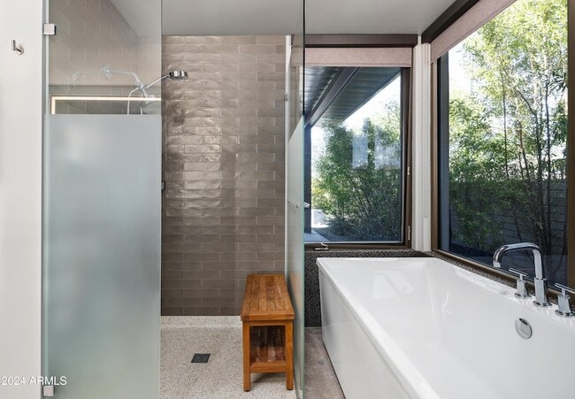 Building Photo - 15212 N Sandy Blf Rd