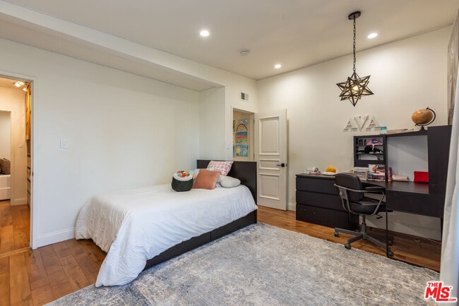 Building Photo - 7473 Mulholland Dr