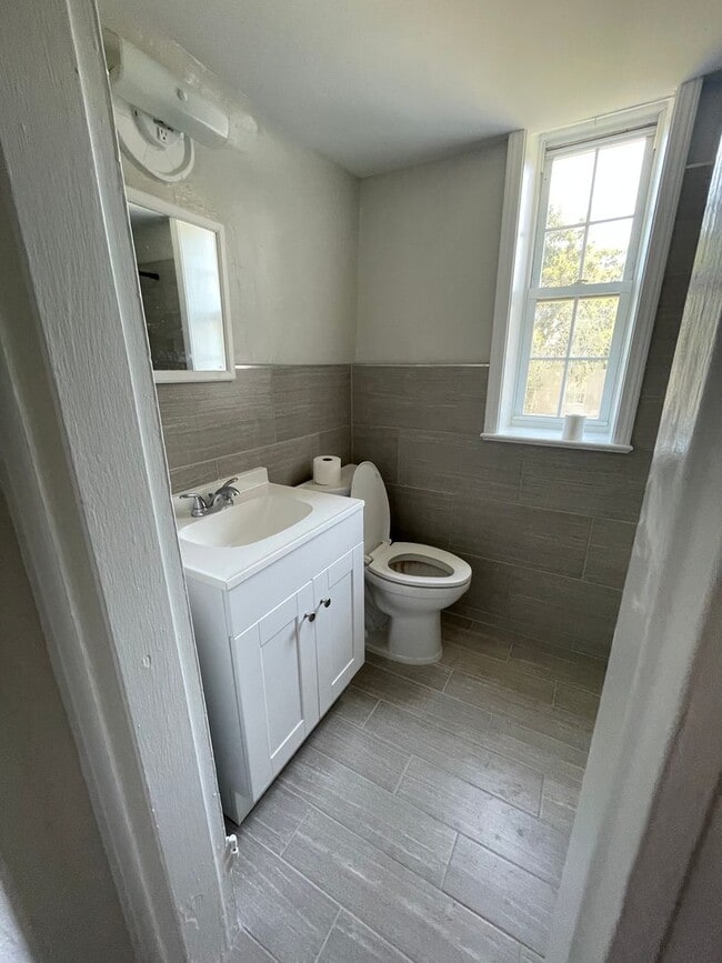 Building Photo - 1 Bedroom 1 Bath Condo at McDaniel Heights...