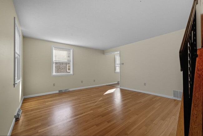 Building Photo - 33 Park Dr