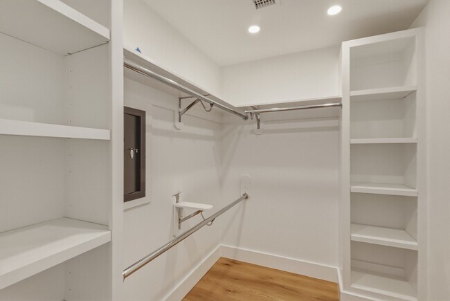 Building Photo - 235 Brook St