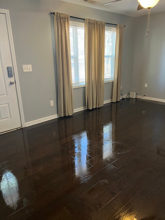 Building Photo - 43 Finch Dr SE