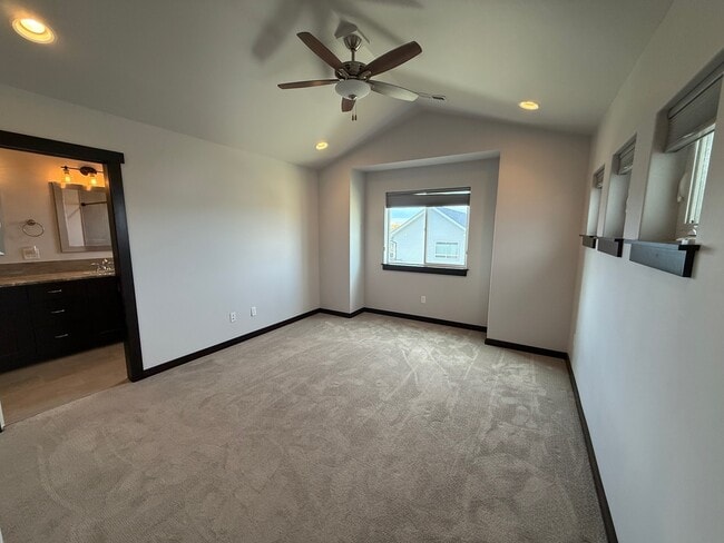 Building Photo - 5475 Vermeer Ln