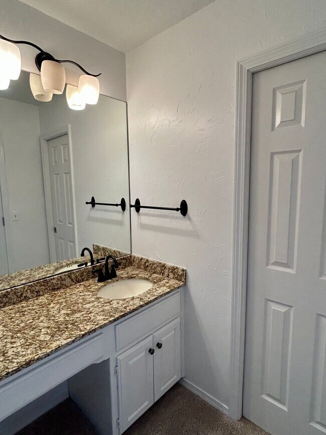 Building Photo - Stunning 4 bedroom, 3 bath home with a pool in beautiful Cedar Ridge!